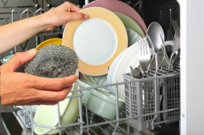 Только подошвы чистить: Двойной вред металлических мочалок для кухни