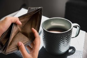 Деньги уходят: почему нельзя оставлять в кружке недопитый чай — эзотерик