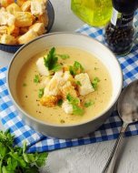 Сливочный бум: Сырный крем-суп на курином окорочке