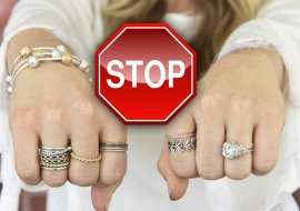 «Кольцо не на месте!»: Специалист рассказал, на каких пальцах необходимо носить украшения