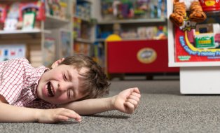 «Вопит и валяется»: Как справляться к истерикам ребёнка в магазине