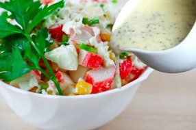 Вкуснотища: повар поделился уникальным рецептом заправки для крабового салата