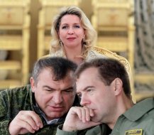 Высокопоставленные подкаблучники. Медведевым и Сердюковым управляют жены-сестры