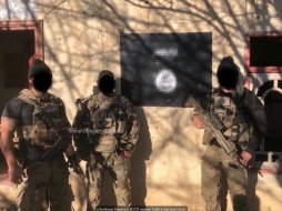 Унижение и дикость: Спецназ ВДВ США опозорился фотографией на фоне граффити с ИГИЛ*