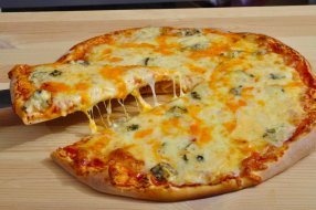 Пицца 4 сыра. Экономный вариант в микроволновке