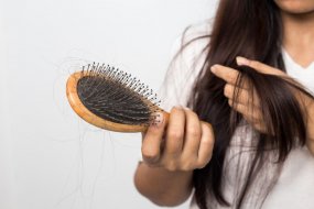 Помеха счастью: почему нельзя оставлять волосы на расческе — эзотерик