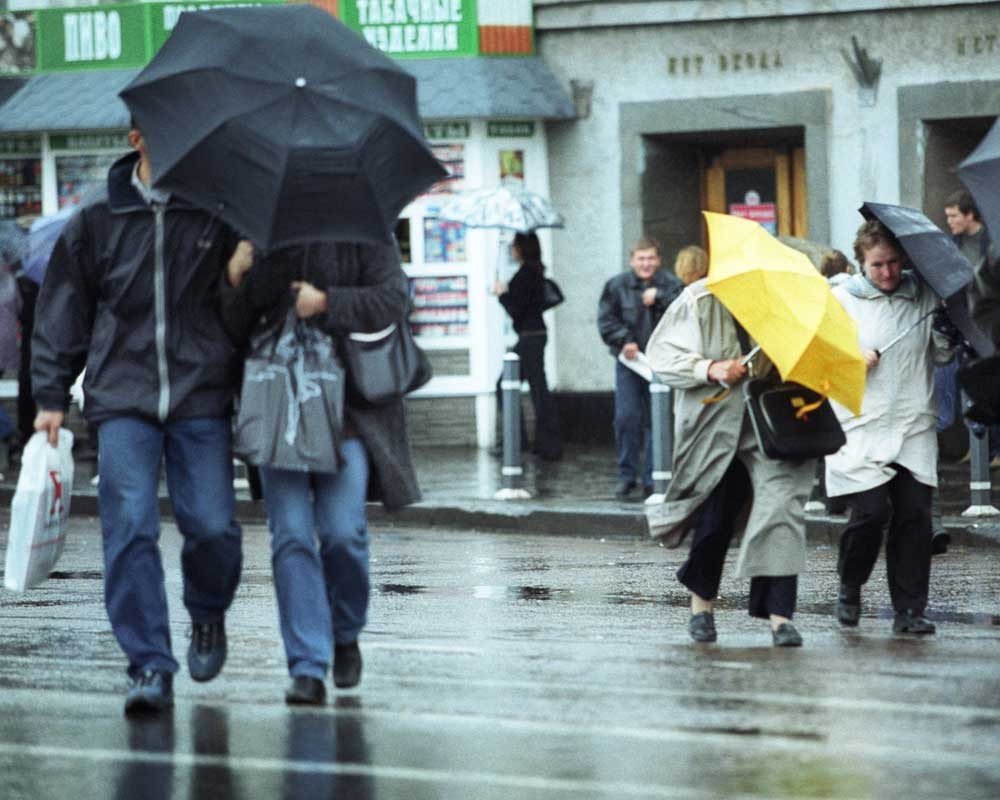 Синоптик москва. Жёлтый уровень опасности в Москве. Уровень опасности в Москве фото. Мерзкая дождливая погода.