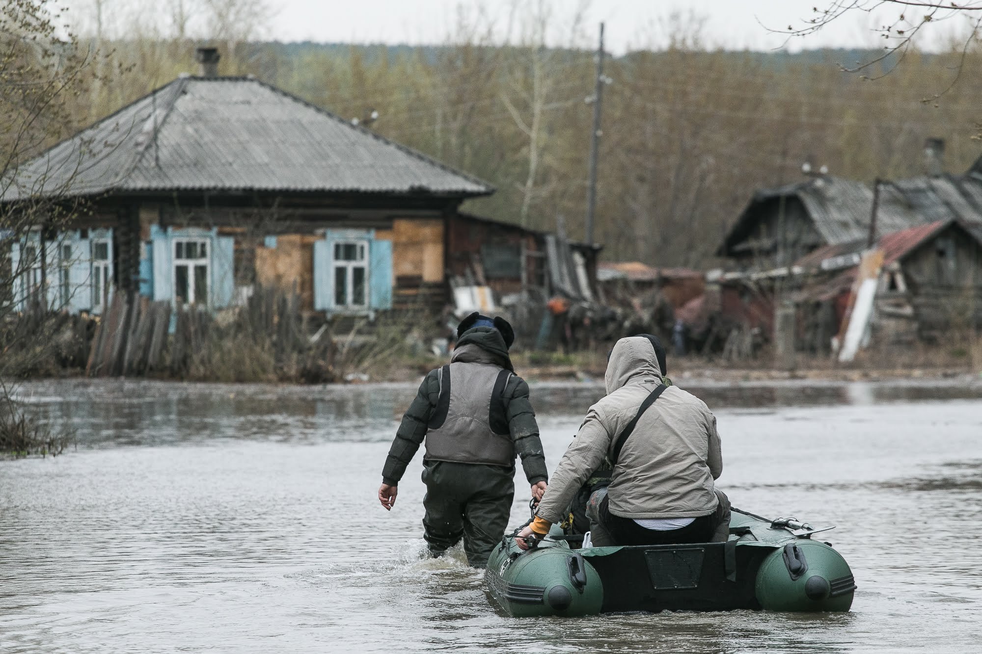 Паводок что это. Половодье ХМАО. Паводок. Весенний паводок. Паводок фото.