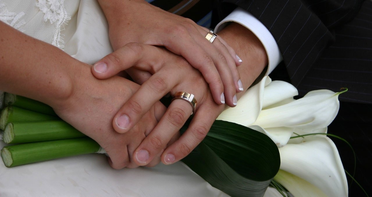 Обручальные кольца на руках. Руки мужа и жены с кольцами. Мужские обручальные кольца на руке. Обручальные кольца фото на руках. Смерть мужа на руке