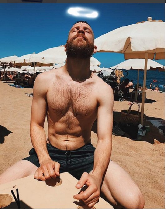 голый человек на пляже