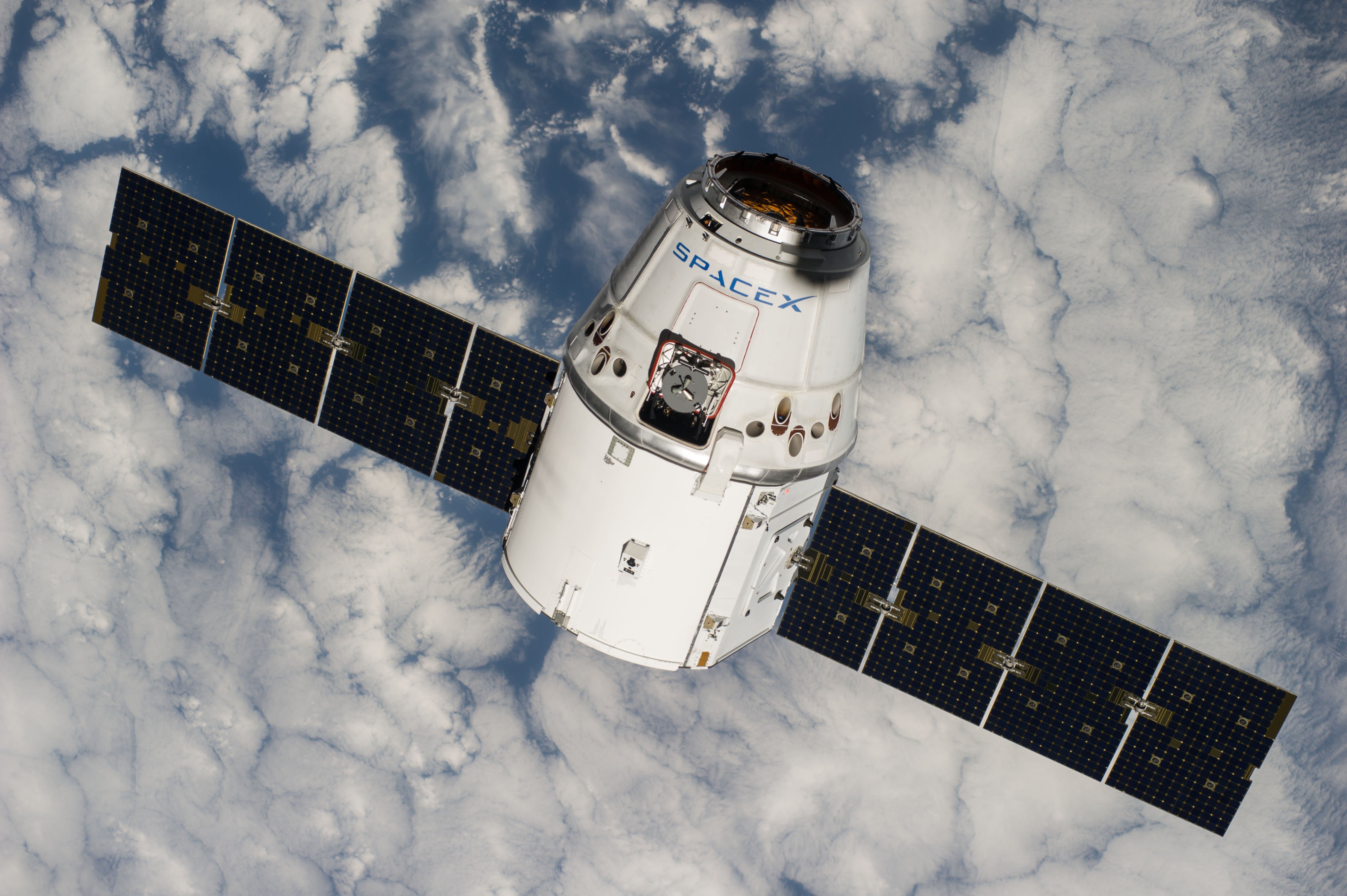 Спейс х. Космический корабль SPACEX Dragon. SPACEX грузовой корабль драгон. Космический аппарат Спейс драгон. Dragon SPACEX космический грузовик.