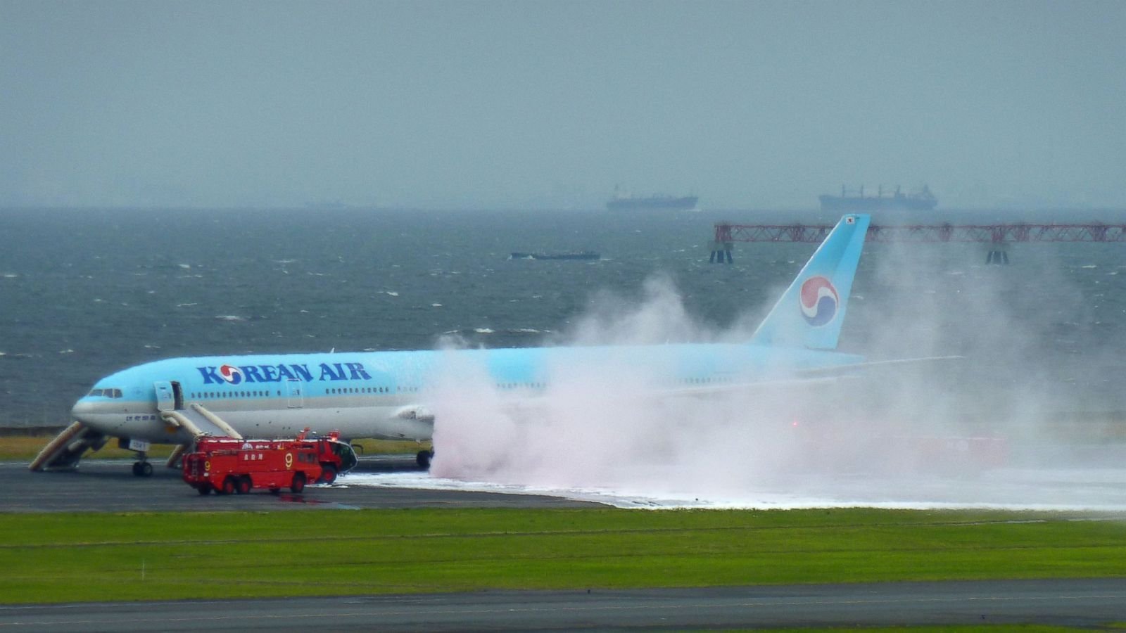 Самолет korean Air. Самолет с горящим двигателем. Токио с самолета. Взлет самолета от Токио.