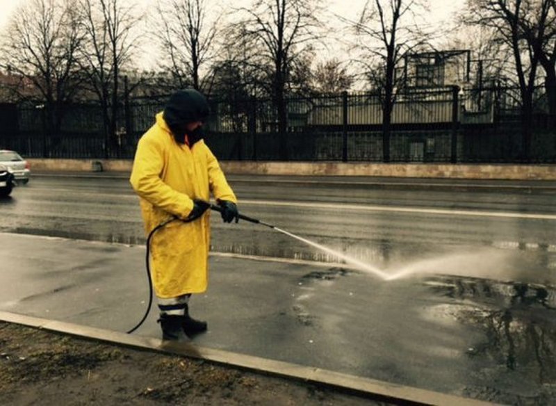 Почему моют дороги. Мытье дорог в дождь. Поливомоечная машина в дождь. США моют улицы. Моют дорогу.