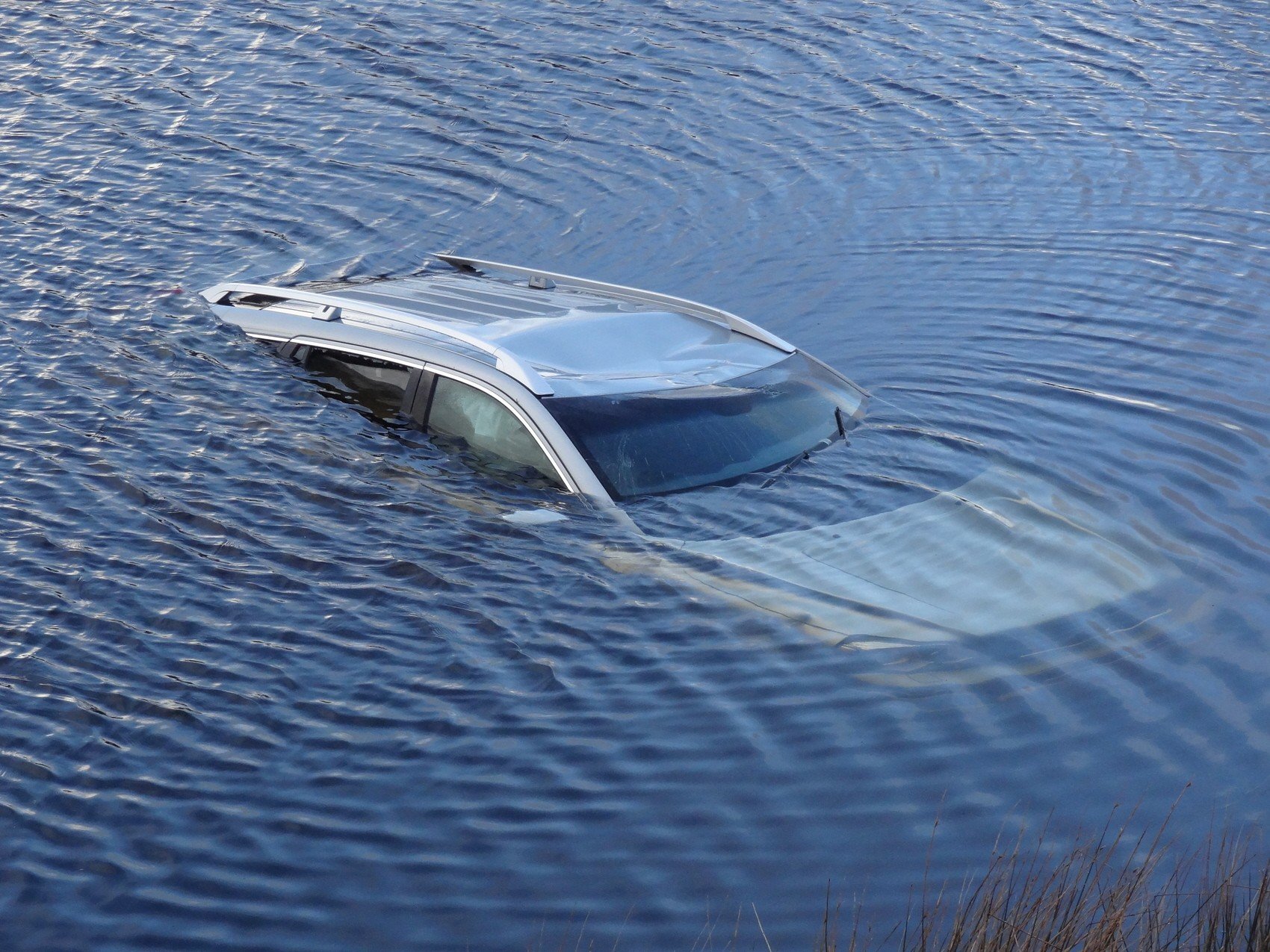 Утонули автомобили. Утопленная машина. Машина тонет. Машина под водой. Машина в воде.