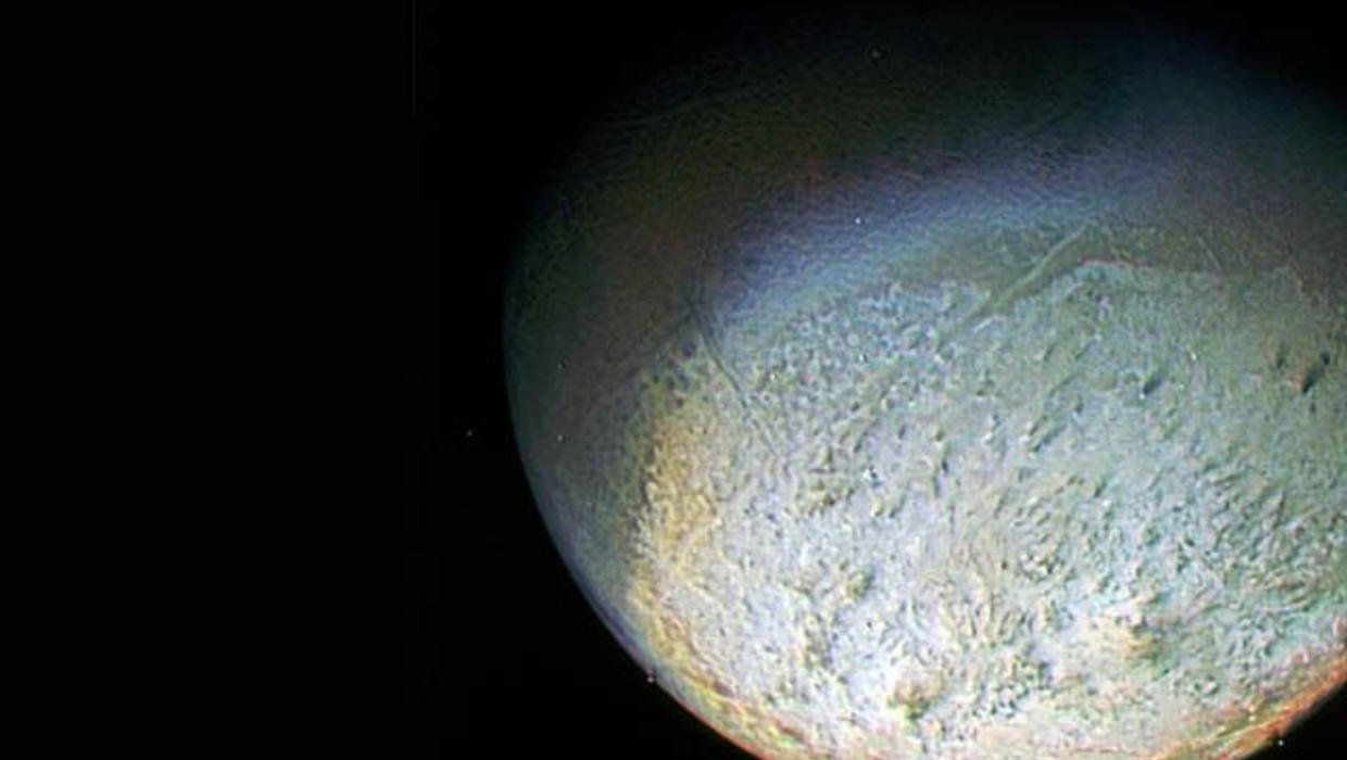 Тритон Спутник Нептуна. Нептун Планета спутники Тритон. Тритон — крупнейший Спутник Нептуна.. Тритон Спутник поверхность. Плутон луна нептун