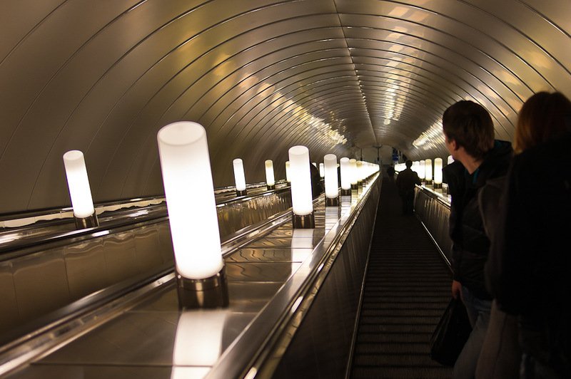 Будет ли ночью работать метро в спб. Адмиралтейская станция метро эскалатор. 2 Эскалатора на Адмиралтейской. Ночное метро Санкт-Петербург. Адмиралтейская метро длина эскалатора.