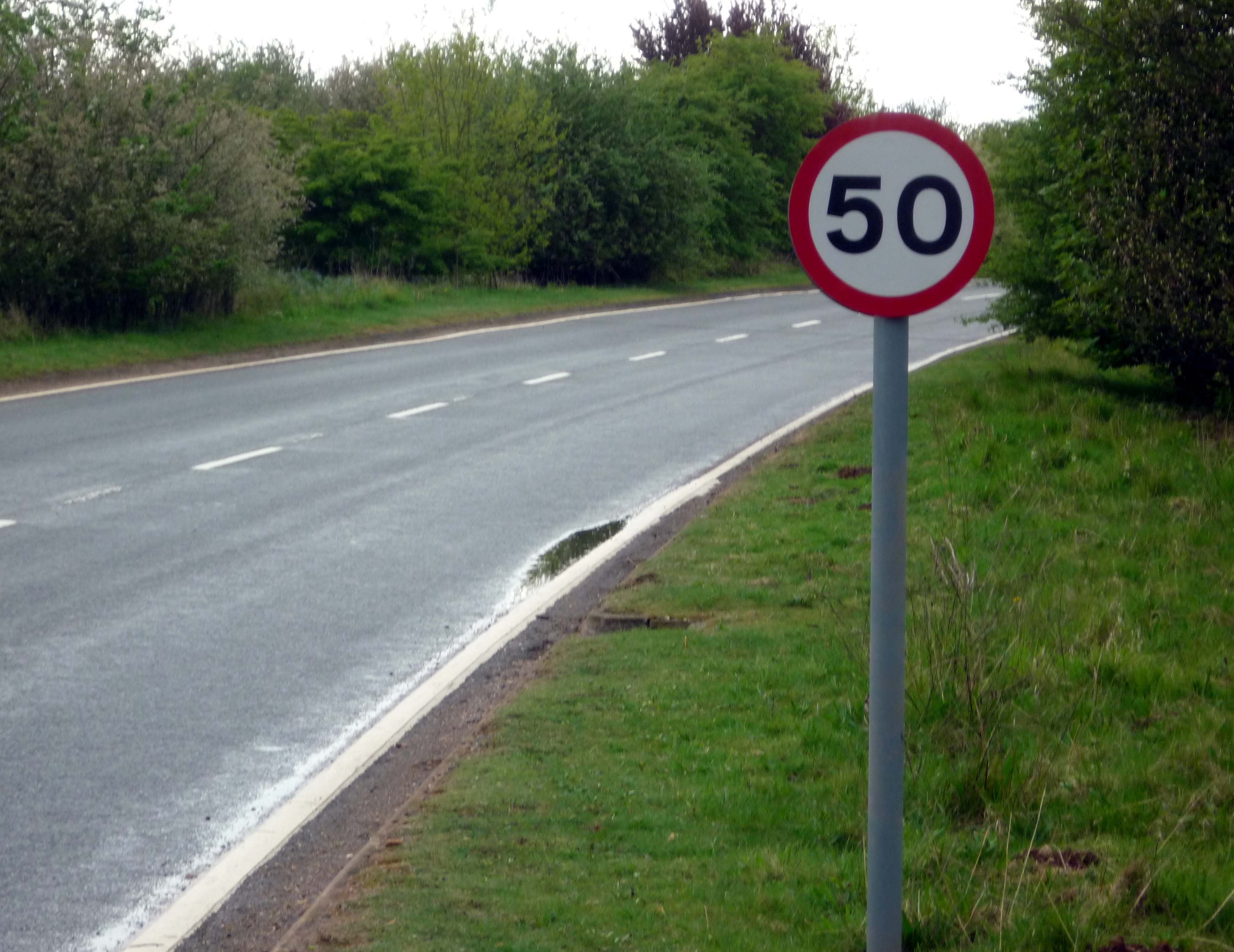 Road limit. Знаки на дороге. Знак ограничения скорости на дороге. Дорожные знаки на автодороге. Дорожный знак скорость 50.
