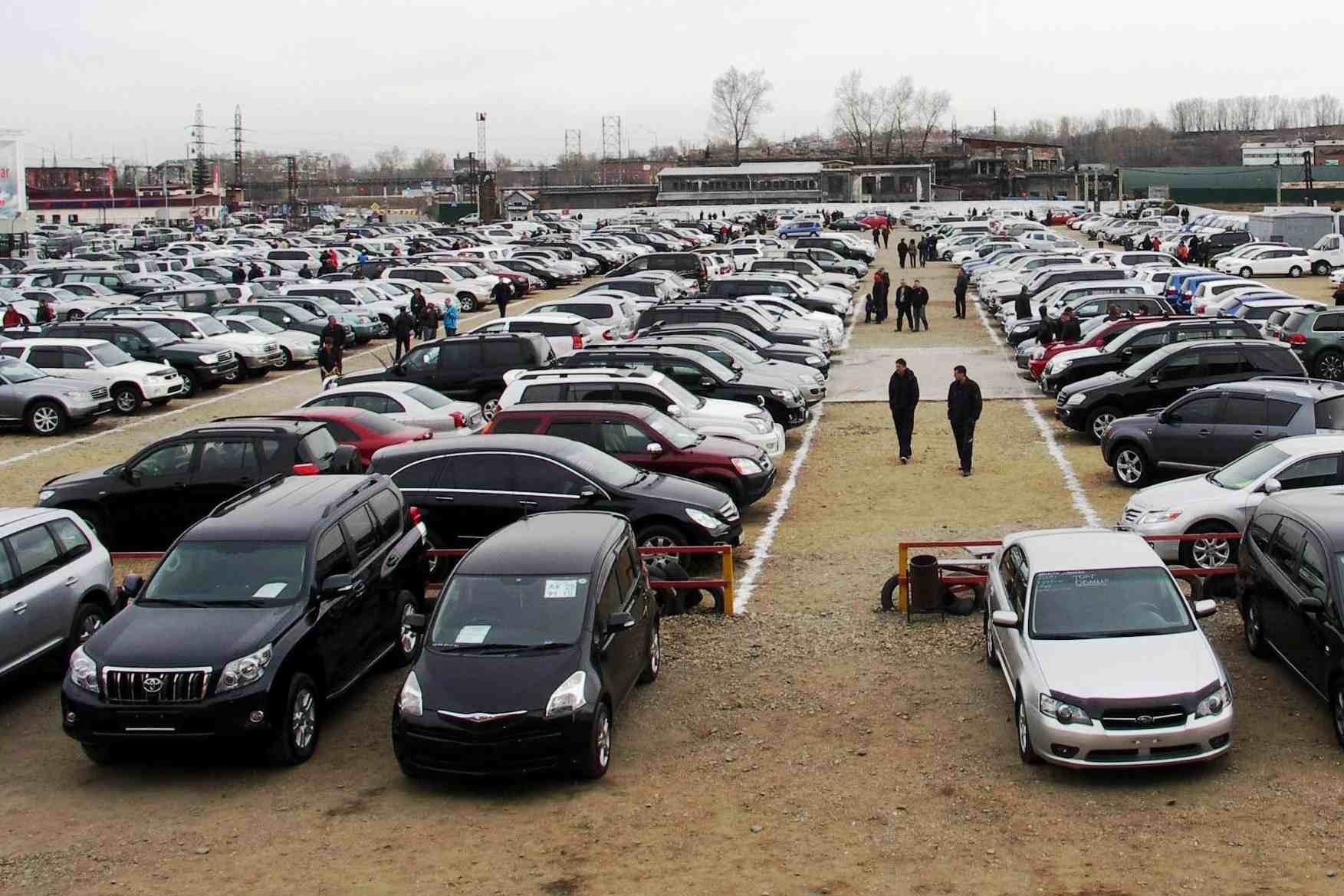 Автомобили по лучшим ценам. Рынок автомобилей. Машины авторынок. Рынок автомобилей с пробегом. Много машин.