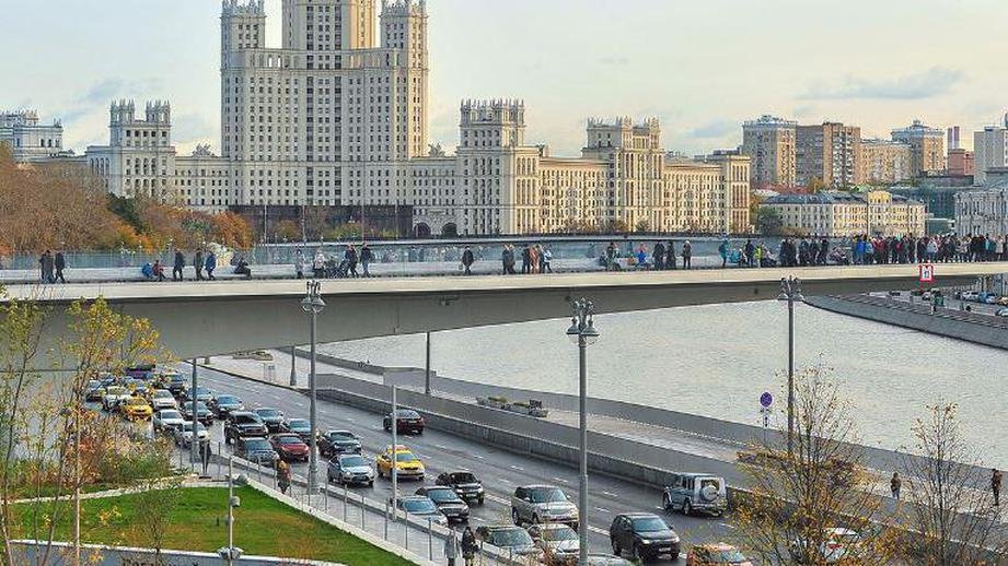 Ховра мост. Парковка Зарядье. Парковка с видом на реку Москва.