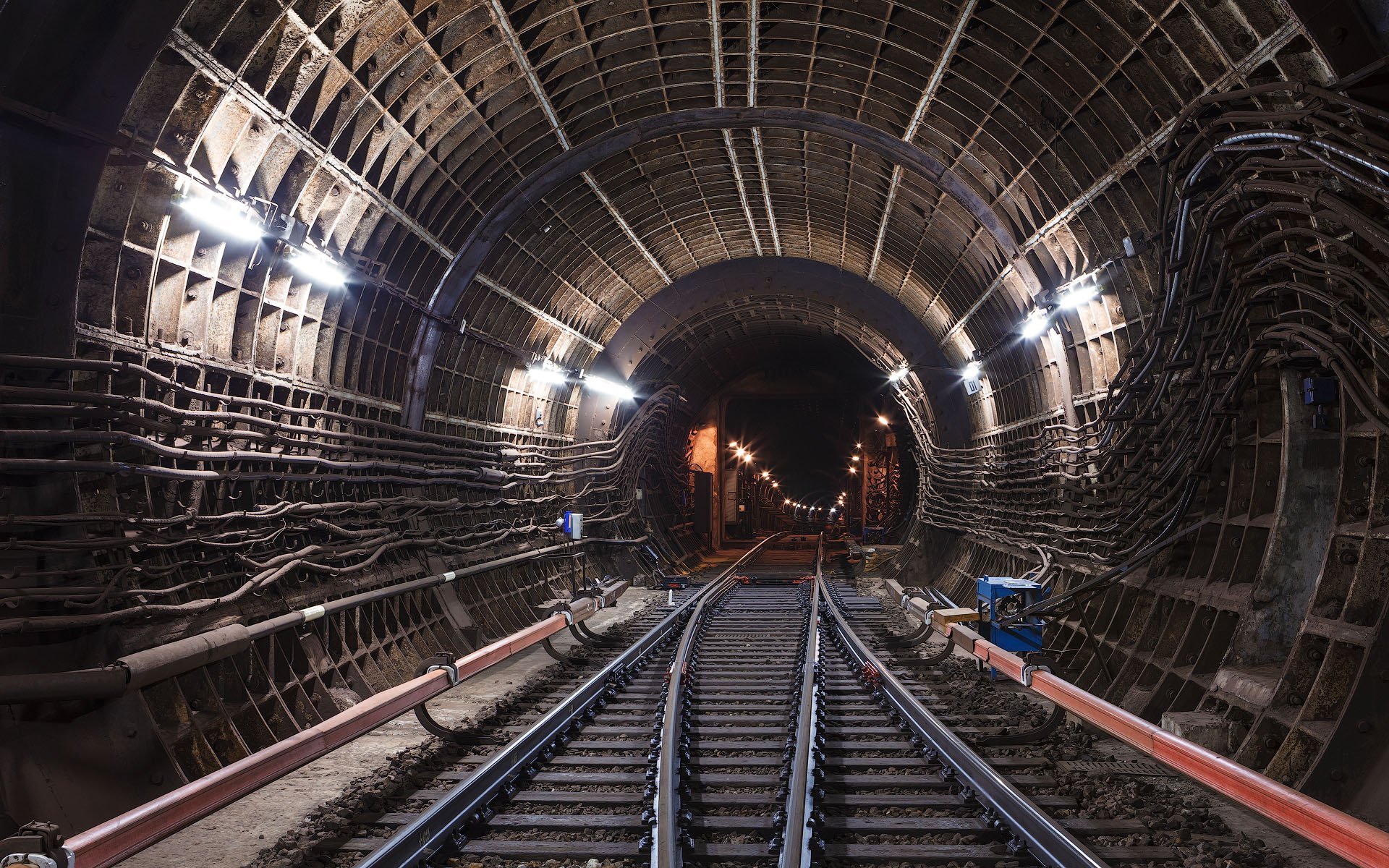 Про метро. Метро тоннель подземелье Московского метрополитена. Тоннели вокруг станции Автозаводская. Тоннель метрополитена. Квадратный тоннель метро.