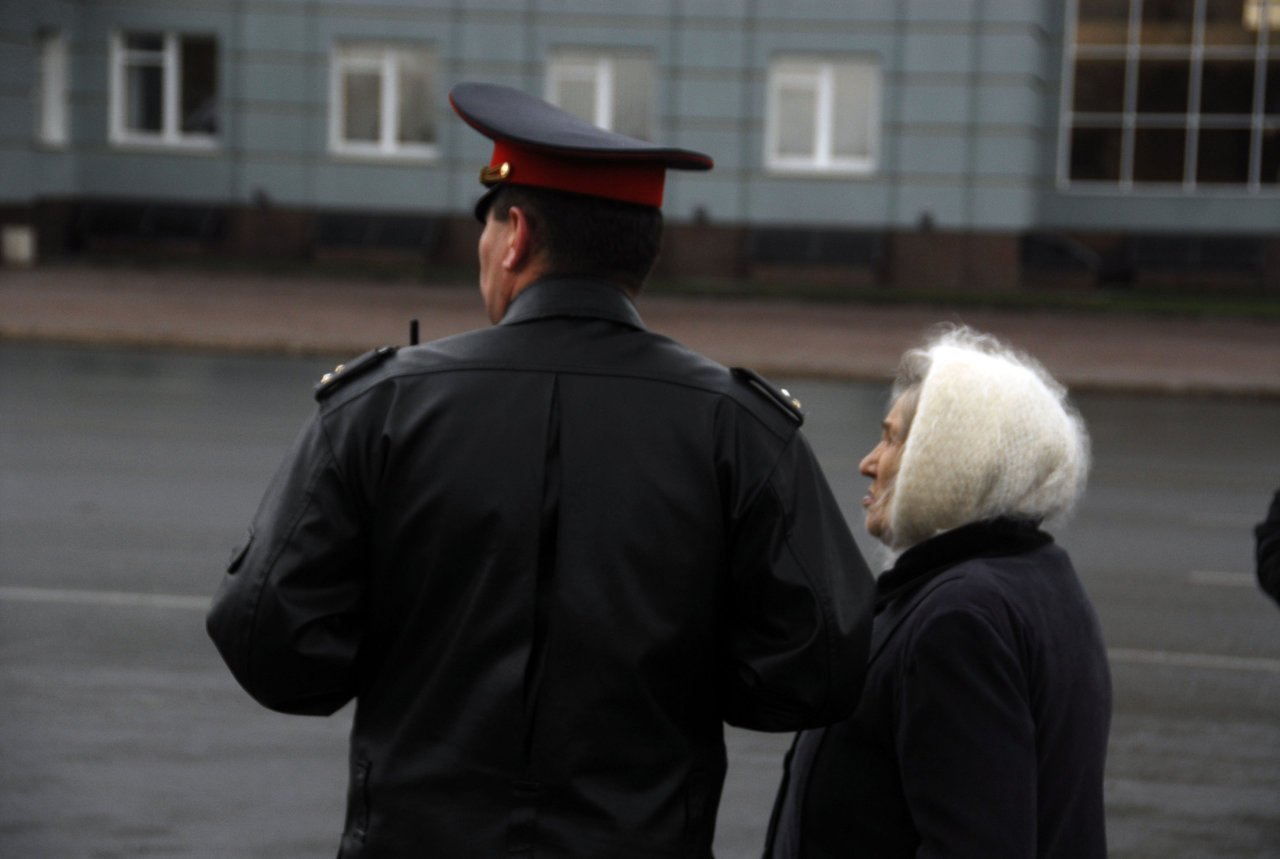 Полиция нея. Бабушка полицейский. Старуха с полицией. Старушка и Участковый. Участковый с бабушкой.