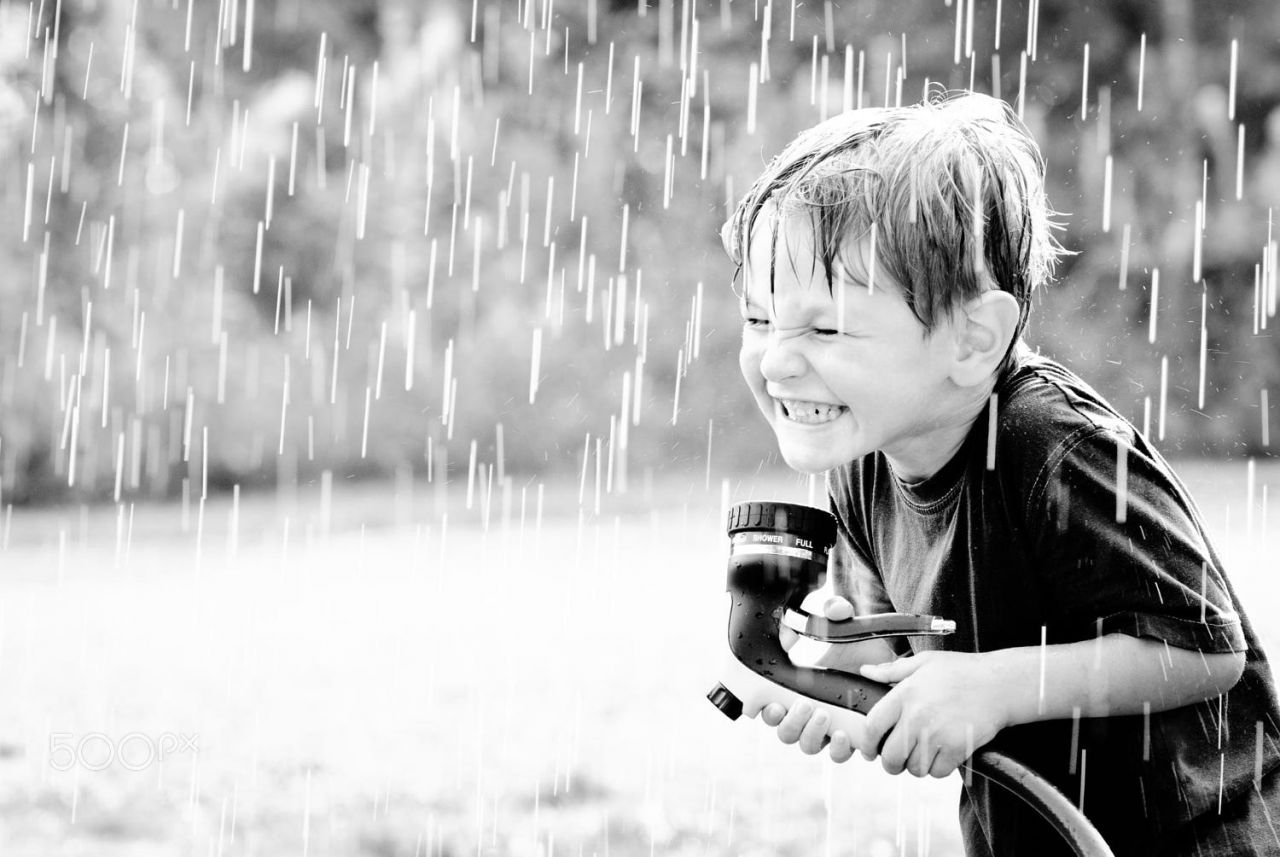 Радуйтесь с радующимися и плачьте. Мальчик под дождем. Дети дождя. Счастливые дети под дождем. Дети радуются дождю.