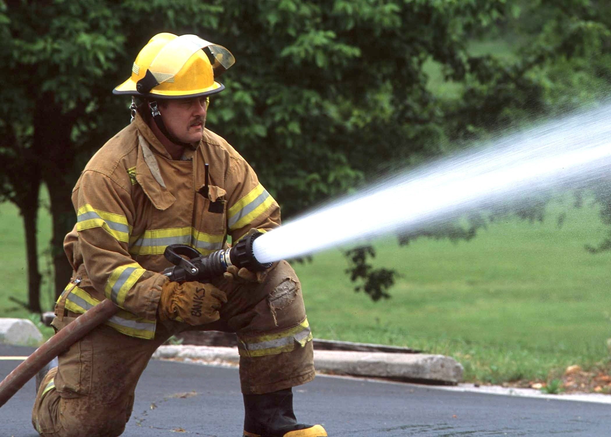 Брансбойт. Пожарник со шлангом. Брандспойт пожарный. Пожарный шланг с водой. Струя из пожарного шланга.