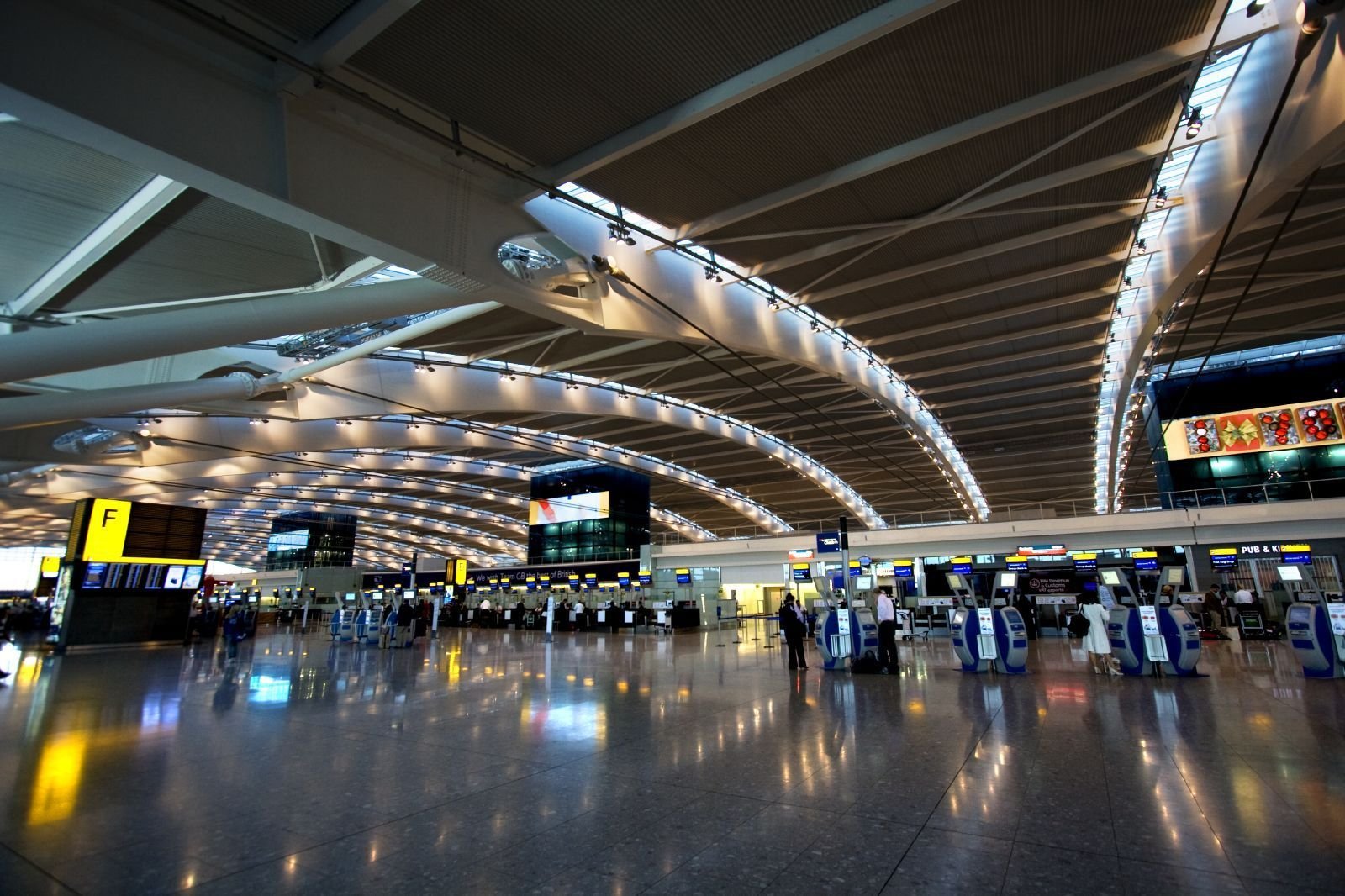 Аэропорт фото. Аэропорт Хитроу Лондон. Аэропорт Heathrow Лондон. LHR Лондон Хитроу. Аэропорт Хитроу Лондон фото.