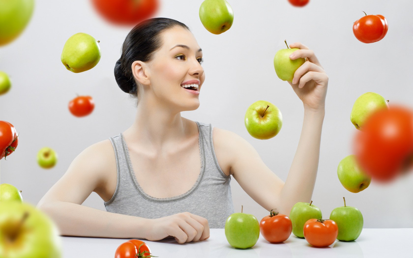 Яблоко едят до еды или после. Девушка ест овощи. Человек фрукт. Девушка с овощами и фруктами. Человек ест овощи.