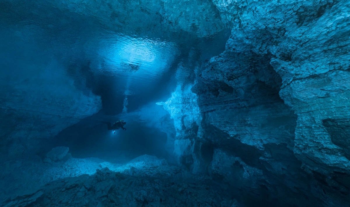 Вертикальная пещера затоплена водой можно найти уровень. Ординская пещера Пермский край. Подводная пещера в Пермском крае Ординская. Ординская пещера Пермский край грот Кристальный. Коралловая пещера Морганс-Кейв Колумбия.