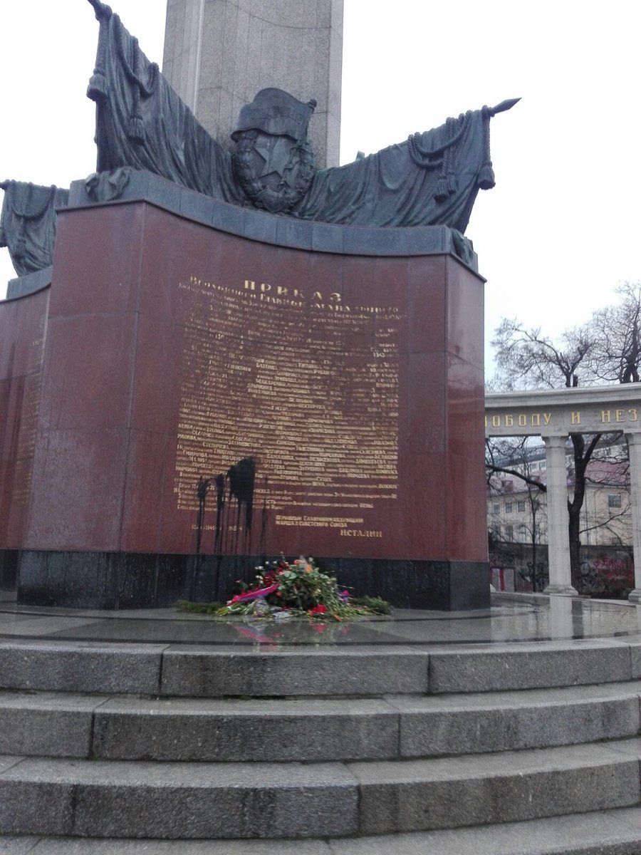 памятник солдату в вене