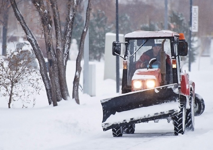 Трактора чистят дороги. Трактор для очистки снега. Трактор зимой. Уборка снега. Трактор для уборки снега d.