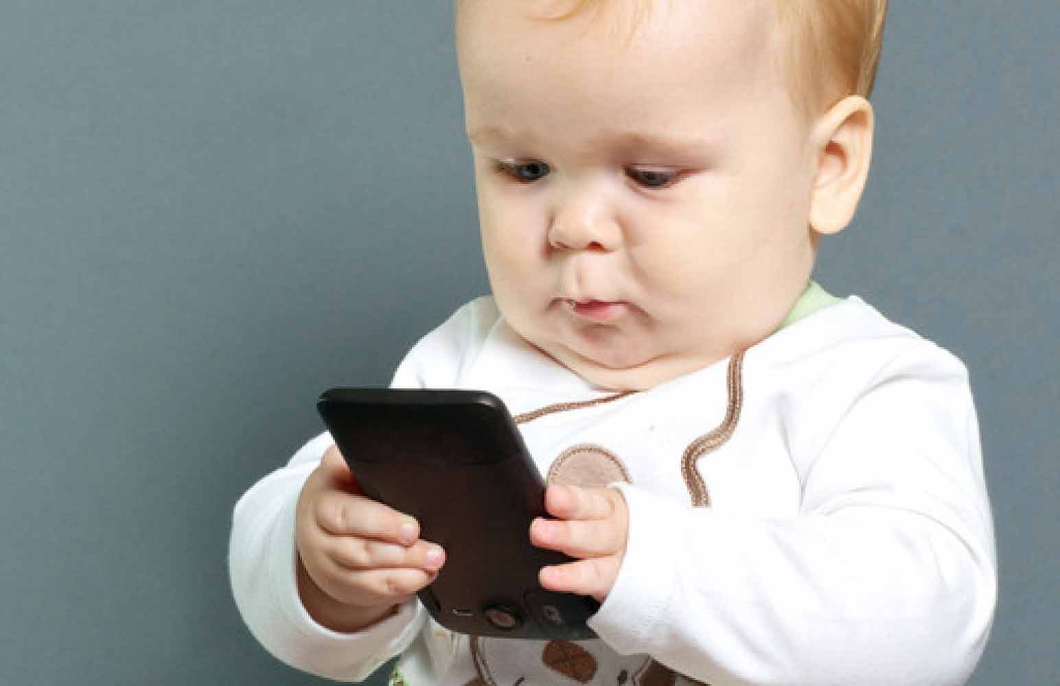 Фото ребенка с телефоном. Ребенок с мобильником. Малыш с телефоном. Младенец с телефоном. Ребенок с мобильным телефоном.