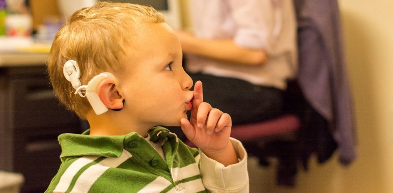 Hearing video. Аппарат для глухих кохлеарная имплантация. Дети с нарушением слуха.. Глухие и слабослышащие дети. Дет снарушениями слуха.