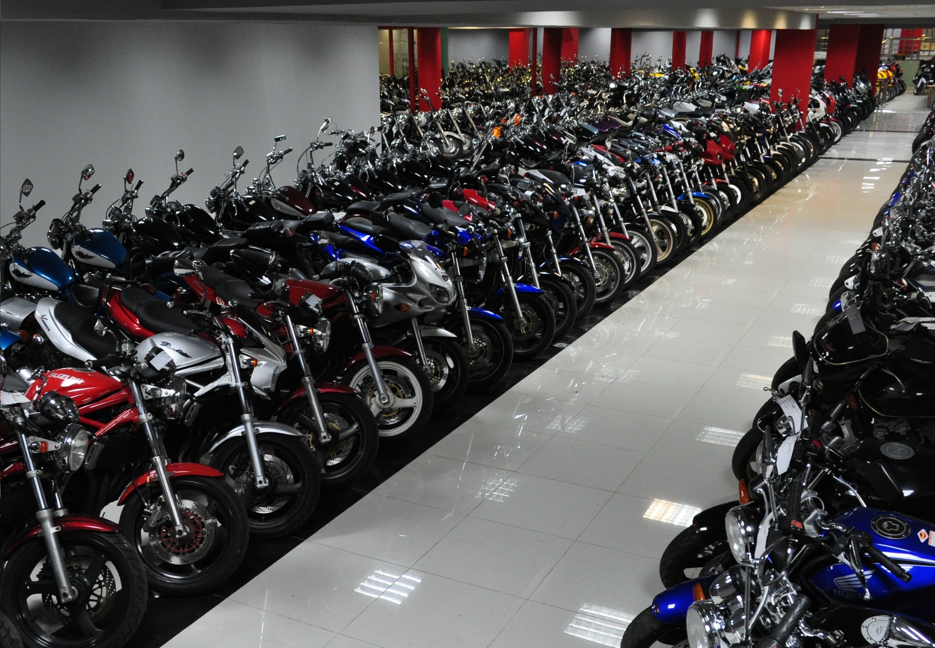 Мотоцикл россия ру. Магазин мотоциклов. Мото рынок. Магазин мототехники. Много мотоциклов.