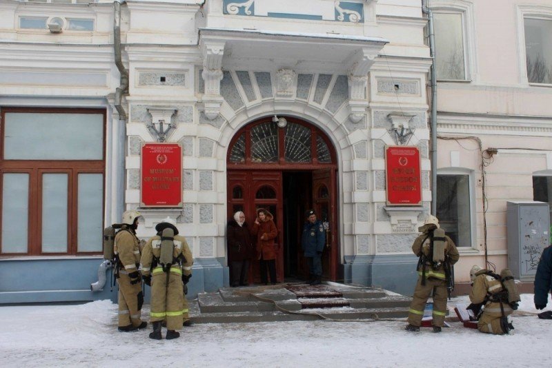 Пожары в музеях библиотеках. Музей боевой славы Астрахань. Тушение пожара в музее. Пожар здания музея. Тушение пожаров в библиотеках и музеях.