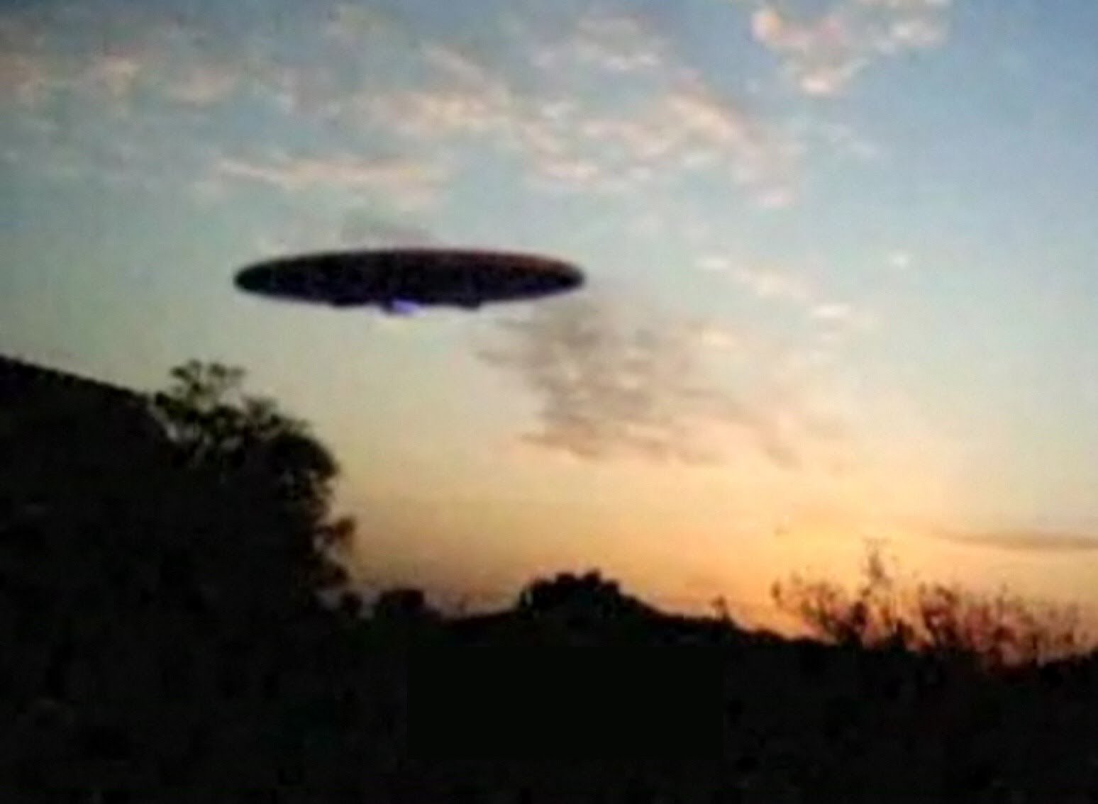 Парящая земля 2. Wunderwaffe летающая тарелка. Реальные снимки НЛО. Летающая тарелка в реальности. Летающая тарелка в жизни.