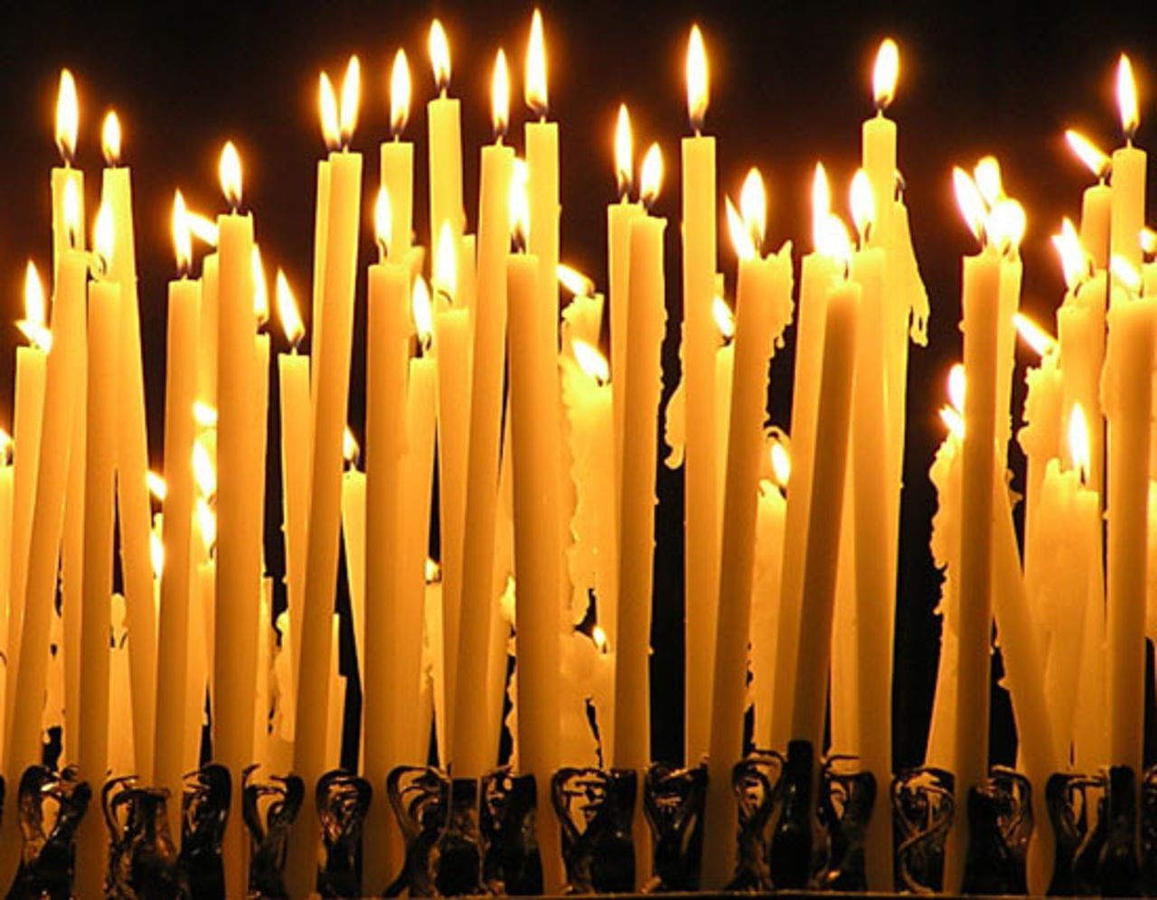 Горящие свечи в церкви. Церковные свечи. Горящие свечи. Свечи в церкви.