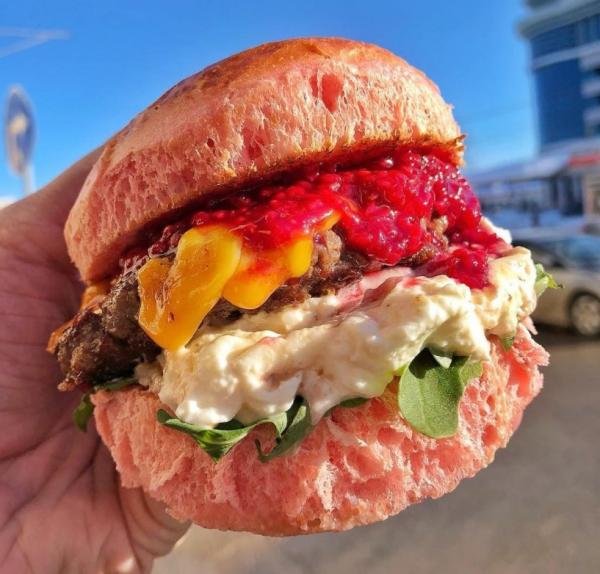 Фитнес бургер из телятины. Розовый бургер. Малиновый бургер. Бургер с малиной. Бургерная Бузовой.