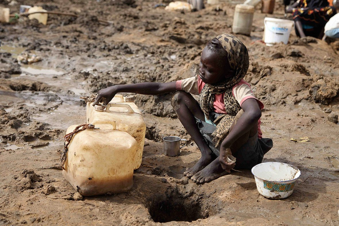 Недостаток воды в Африке. Голодающие африканские дети. Жизненный голод