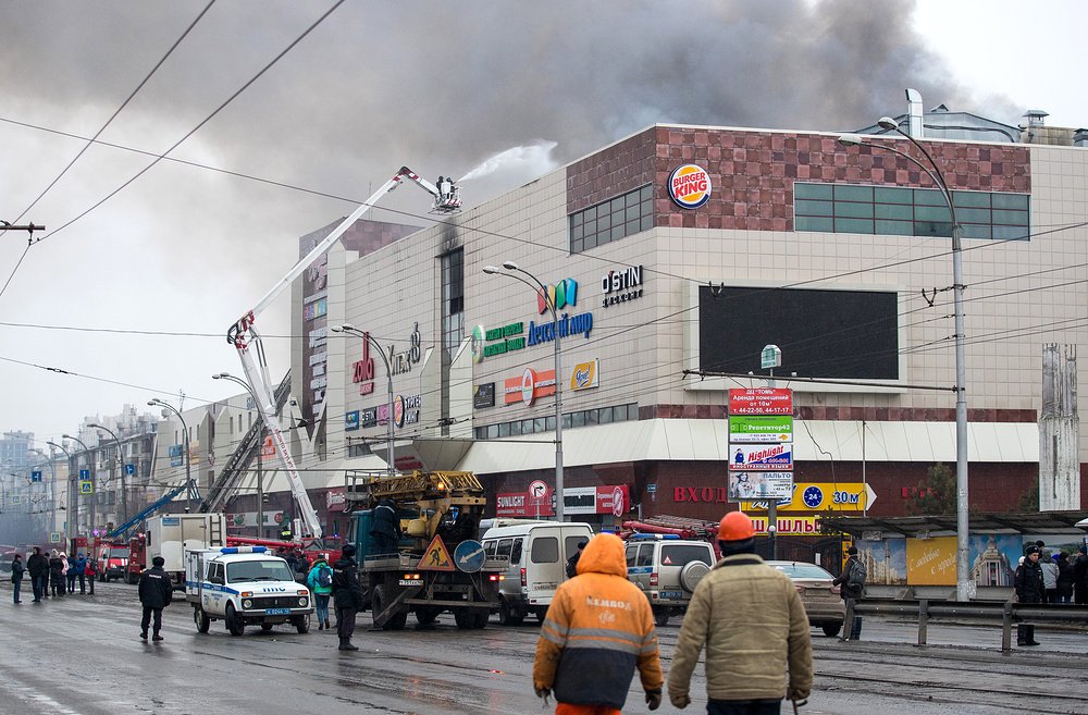 Хэштег #заперто после трагедии в ТЦ «Зимняя вишня» Кемерово запустили в социальных сетях