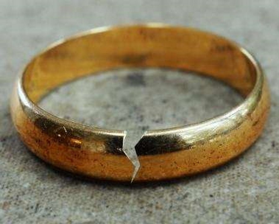 Царапина на кольце. Сломанное кольцо. Сломанное обручальное кольцо. Обручальное кольцо развод. Обручальные кольца при разводе.