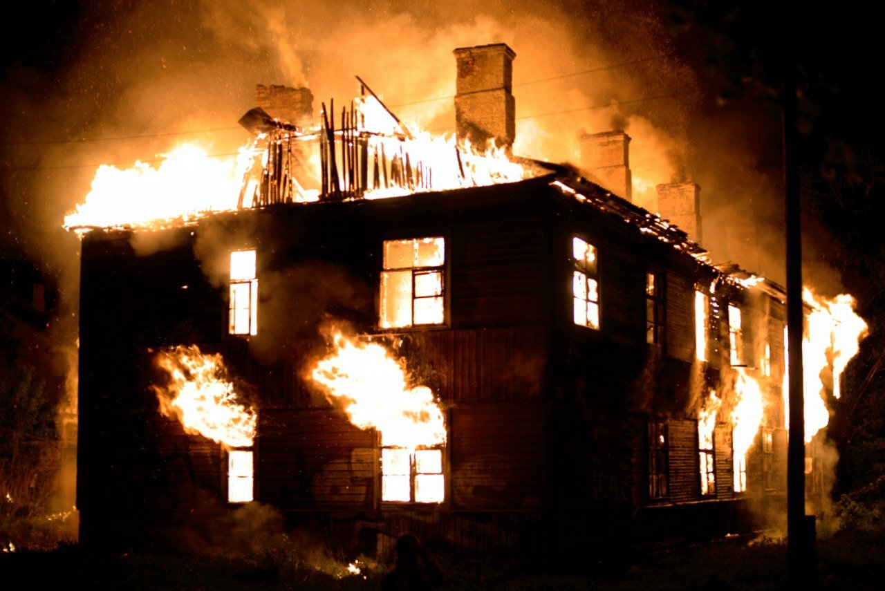 В Бодайбо сгорел дом