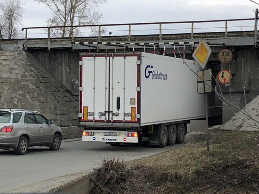 Девочка застряла в кровати