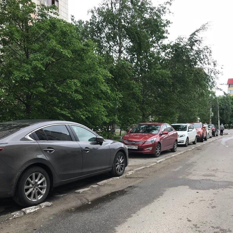 Парковка автомобиля на тротуаре