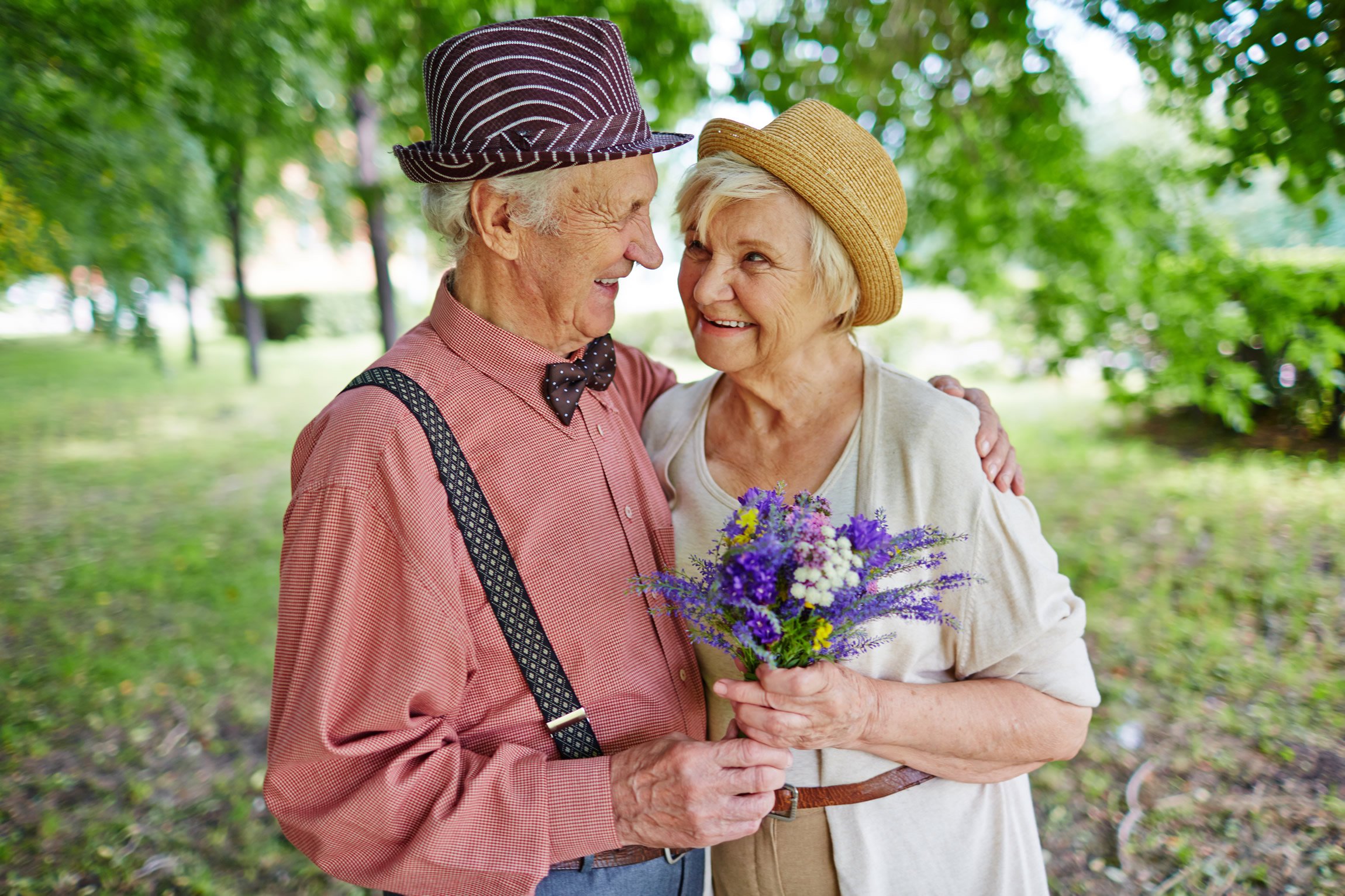 Пожелые или пожилые. Стильные пожилые пары. Пожилые мужчина и женщина. Пенсионер с цветами. Влюбленная пожилая пара.