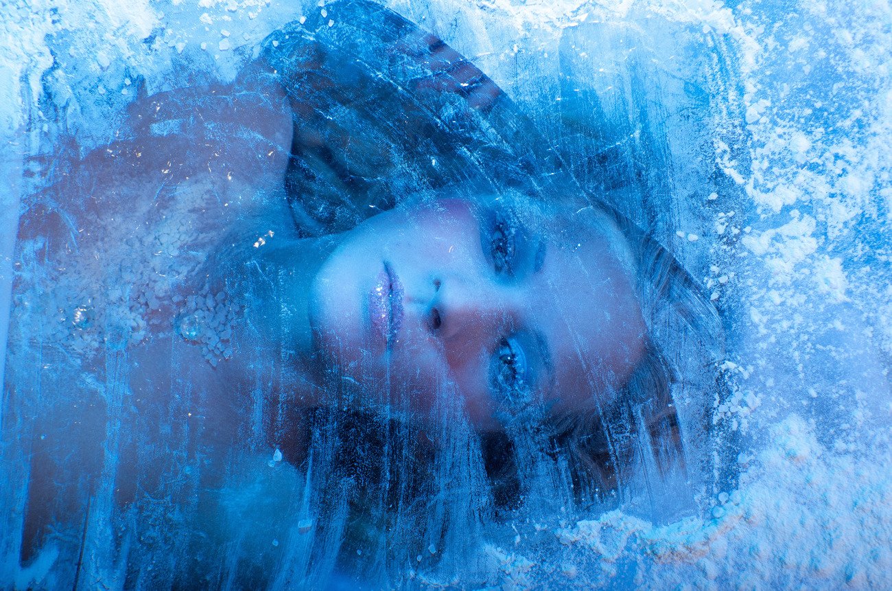 Девушка во льду. Подо льдом. Замерзшая девушка. Женщина подо льдом. Синяя холодная вода