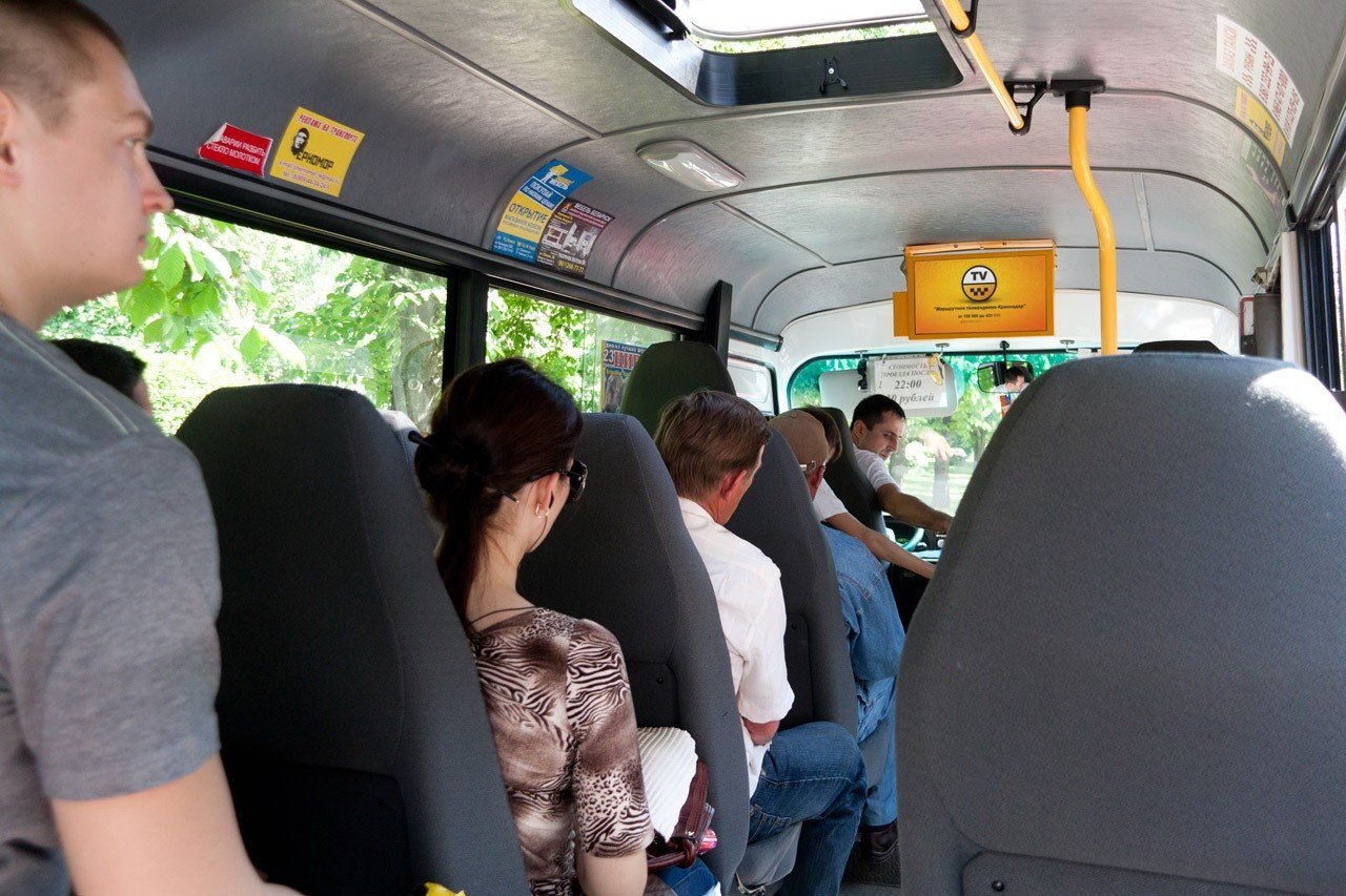 Поездка в маршрутном такси. Пассажиры в маршрутке. Автобус внутри с пассажирами. Салон автобуса с пассажирами. Человек едет в автобусе.