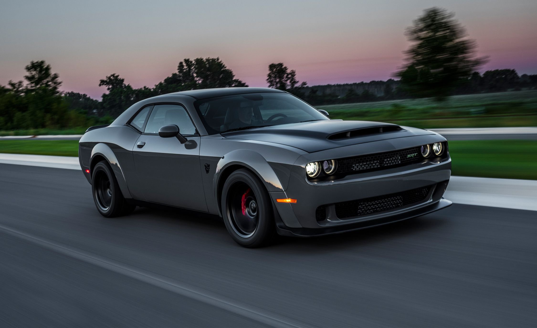 Dodge Challenger Hellcat серый