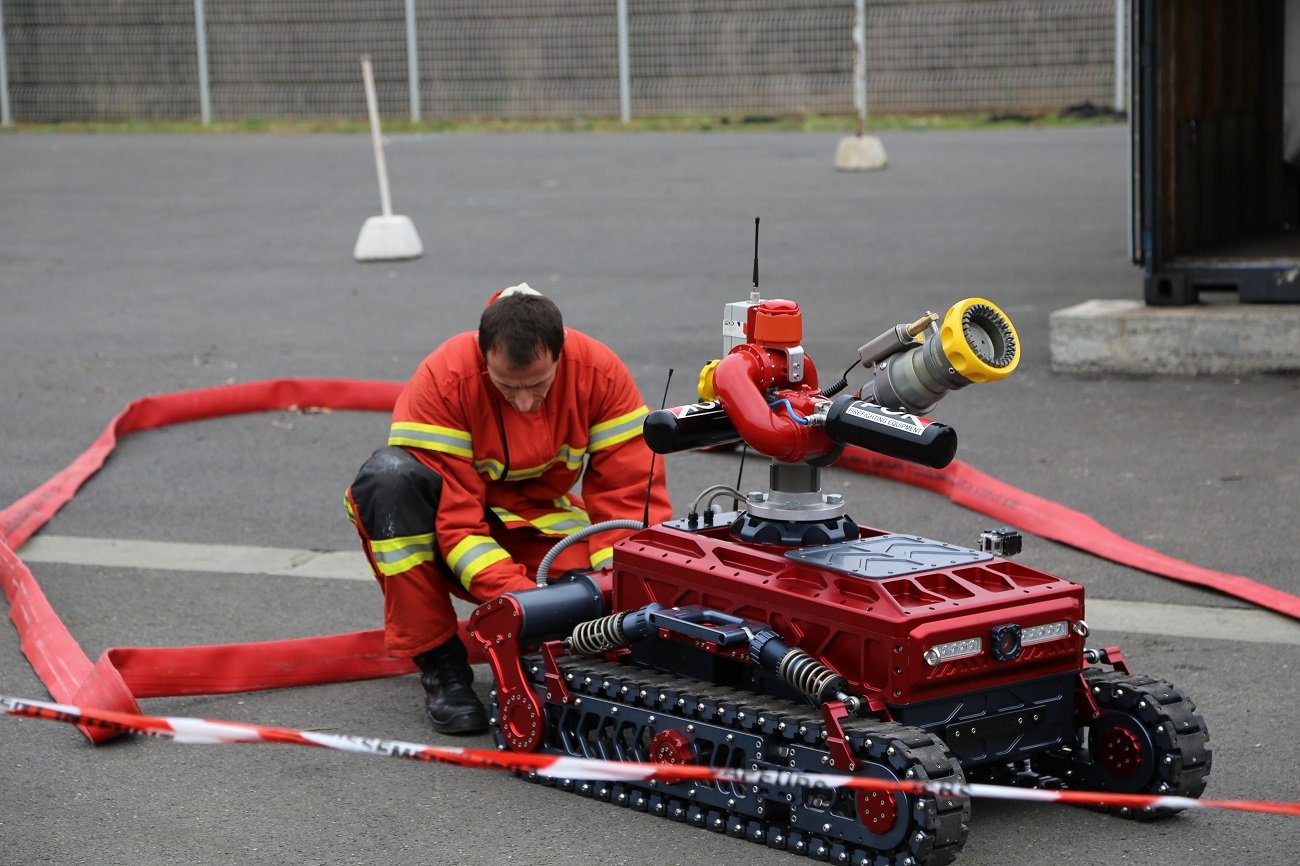 Гусеничный беспилотный пожарный робот LUF 60. Роботизированный пожарный комплекс taf20. Робот-спасатель RS-99. Робототехнический комплекс пожаротушения «МРУП 112».